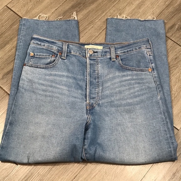 Levi’s size 32 Ribcage Straight Ankle Button Fly Fray Hem Light Wash Jeans - Picture 10 of 15